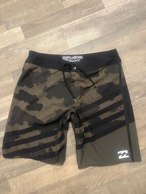 Billabong Men's Olive & Black Camo Boardshorts